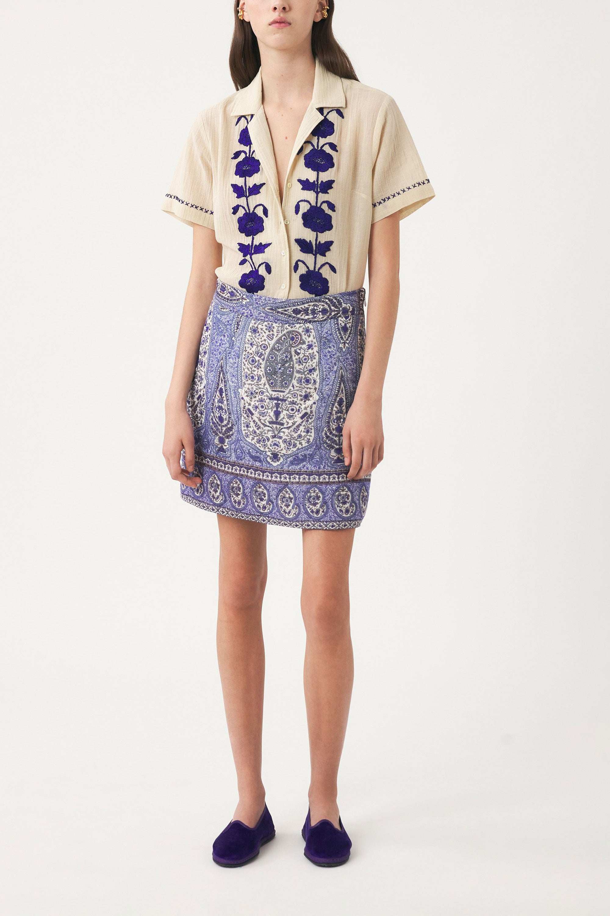 Blouse hand-embroidered with silk Ila