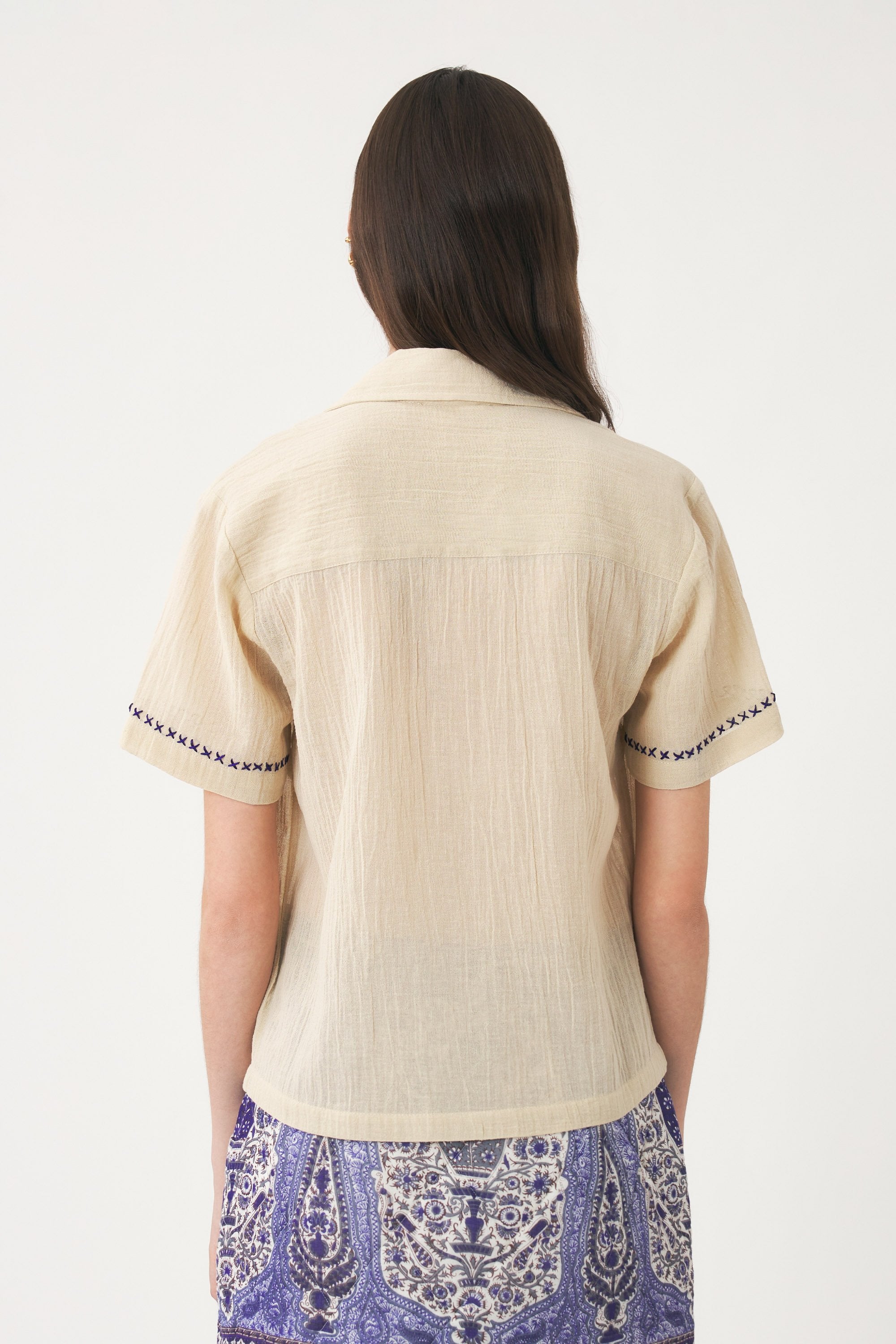 Blouse hand-embroidered with silk Ila