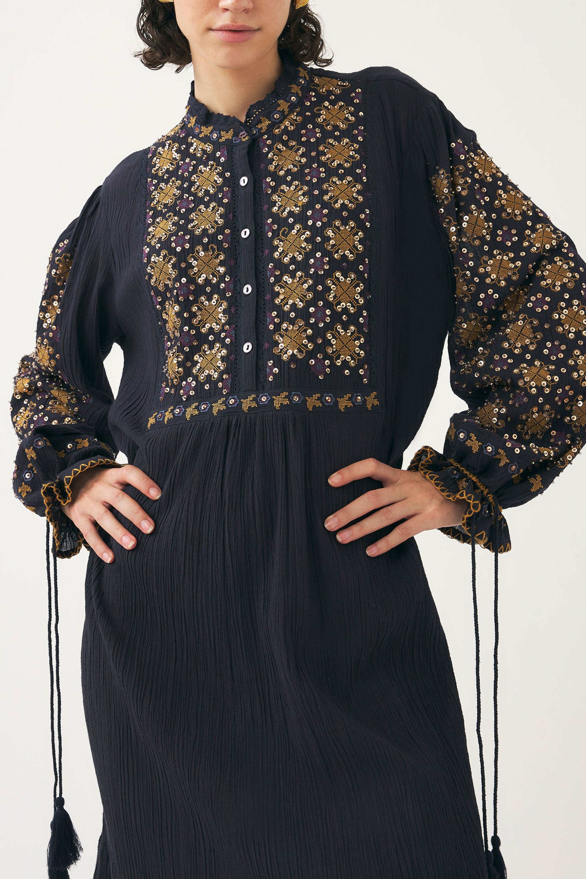 Kurzes Kleid mit handgefertigter Perlenstickerei Jena